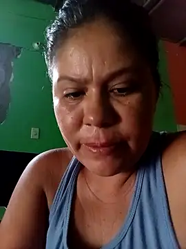 Snapshot of hotmom33 chatting on September 22, 2025, 12:00 pm hotmom33 online show from September 22, 2025, 12:00 pm