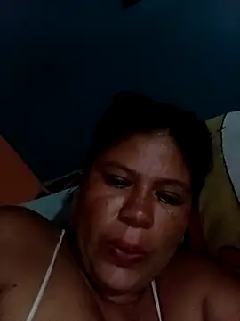 Snapshot of hotmom33 chatting on September 23, 2025, 10:00 am hotmom33 online show from September 23, 2025, 10:00 am