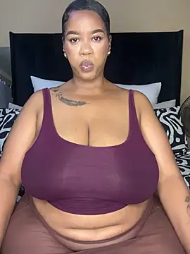Snapshot of THICKBUNNYCHICKxxx chatting on October 4, 2025, 8:32 pm THICKBUNNYCHICKxxx online show from October 4, 2025, 8:32 pm