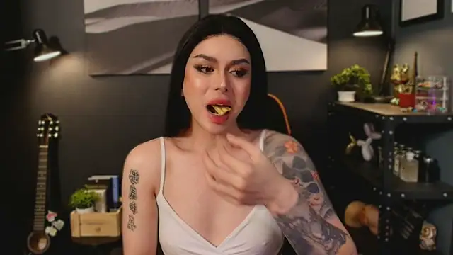 Snapshot of LUNACOCKSLAYER chatting on October 25, 2025, 3:49 am LUNACOCKSLAYER online show from October 25, 2025, 3:49 am