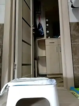 N i k o l a u online show from April 24, 2026, 5:42 am