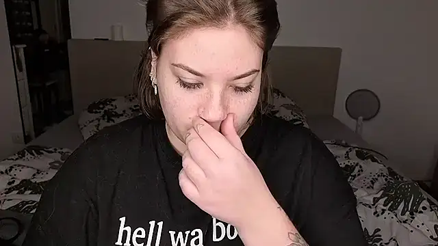 MaeNoir online show from November 30, 2025, 2:01 am