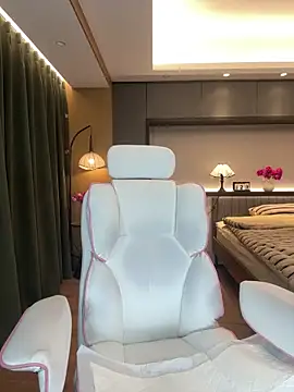 Snapshot of AYW-21 chatting on March 29, 2026, 1:35 pm AYW-21 online show from March 29, 2026, 1:35 pm