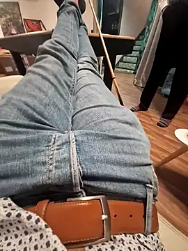 YoHaNdIsCrEt online show from December 4, 2025, 9:58 pm