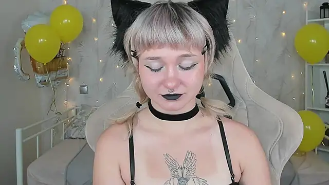 Snapshot of Tori_Cutie chatting on October 3, 2025, 5:42 am Tori Cutie online show from October 3, 2025, 5:42 am