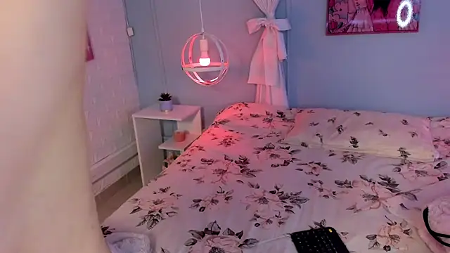 Hannahpage online show from December 3, 2025, 12:37 pm