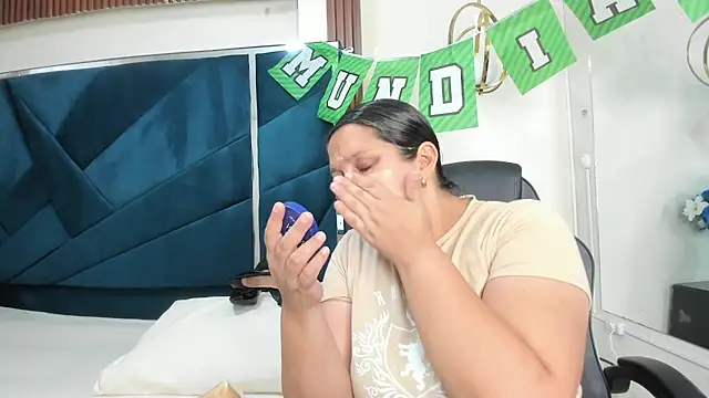 Snapshot of KikaDuque chatting on July 5, 2026, 6:59 pm KikaDuque online show from July 5, 2026, 6:59 pm