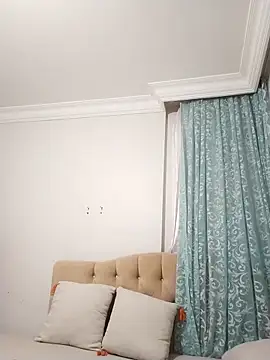 zerdaliii online show from September 17, 2025, 9:06 pm