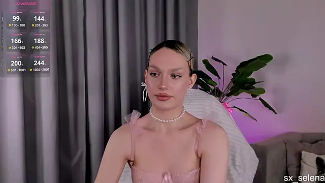 Ice Strawberry online show from May 13, 2026, 3:02 am
