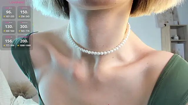 Ice Strawberry online show from November 28, 2025, 3:17 am