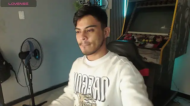 Snapshot of Bastian_MCcormick chatting on November 23, 2025, 4:11 am Bastian MCcormick online show from November 23, 2025, 4:11 am