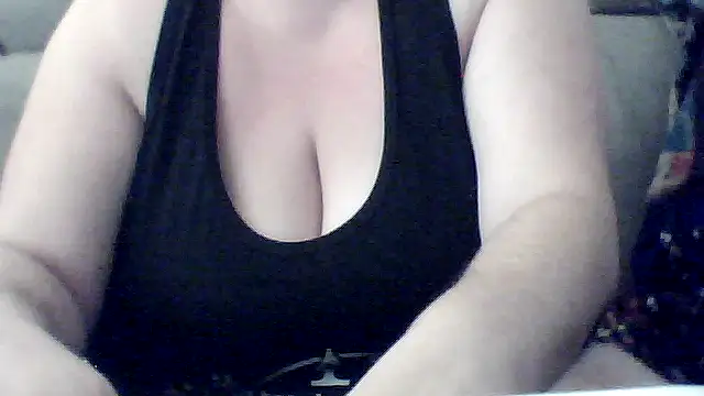 Snapshot of Valendra_ chatting on October 12, 2025, 7:32 am Valendra  online show from October 12, 2025, 7:32 am