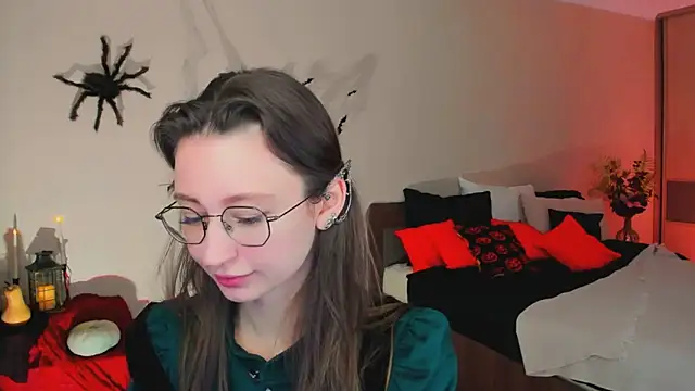 Snapshot of YourLovellyStory chatting on October 31, 2025, 9:28 am YourLovellyStory online show from October 31, 2025, 9:28 am