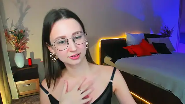 Snapshot of YourLovellyStory chatting on November 6, 2025, 7:29 pm YourLovellyStory online show from November 6, 2025, 7:29 pm