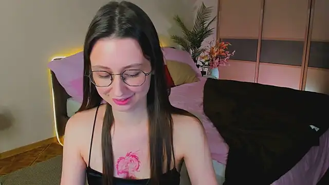Snapshot of YourLovellyStory chatting on April 19, 2026, 11:33 am YourLovellyStory online show from April 19, 2026, 11:33 am