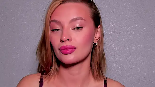 Snapshot of OliviaReece chatting on November 23, 2025, 6:01 am OliviaReece online show from November 23, 2025, 6:01 am