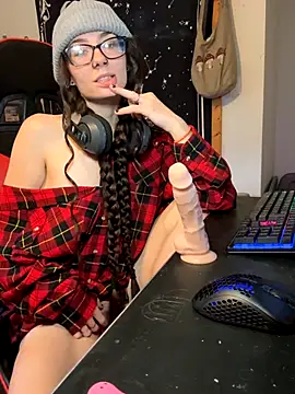 Snapshot of heycutie18 chatting on December 15, 2025, 3:29 pm heycutie18 online show from December 15, 2025, 3:29 pm