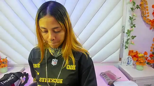 Sofii Anal  online show from November 6, 2025, 1:42 am