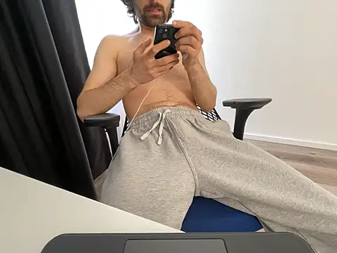 Snapshot of Frankieyyy1 chatting on May 8, 2026, 1:15 pm Frankieyyy1 online show from May 8, 2026, 1:15 pm