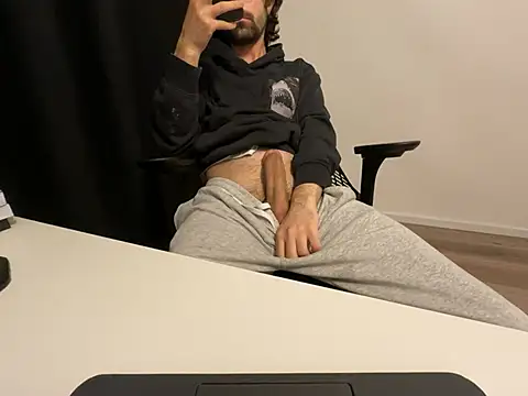 Snapshot of Frankieyyy1 chatting on May 15, 2026, 12:52 am Frankieyyy1 online show from May 15, 2026, 12:52 am