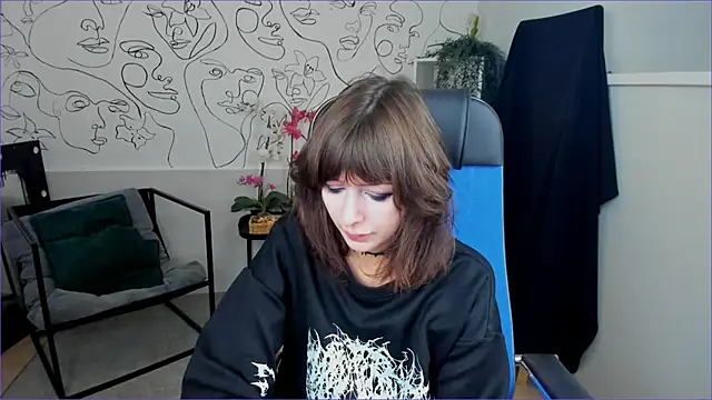 Snapshot of CrystallBloom chatting on September 30, 2025, 2:06 am CrystallBloom online show from September 30, 2025, 2:06 am