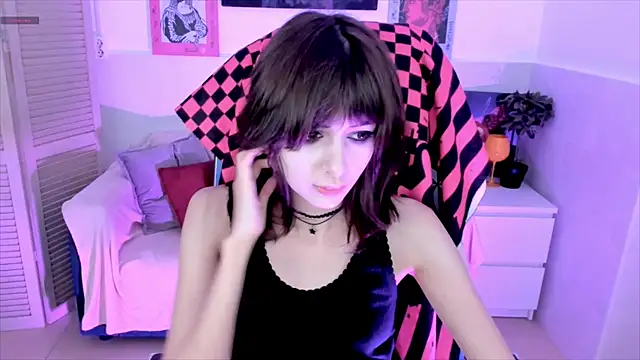 Snapshot of CrystallBloom chatting on October 9, 2025, 1:28 am CrystallBloom online show from October 9, 2025, 1:28 am