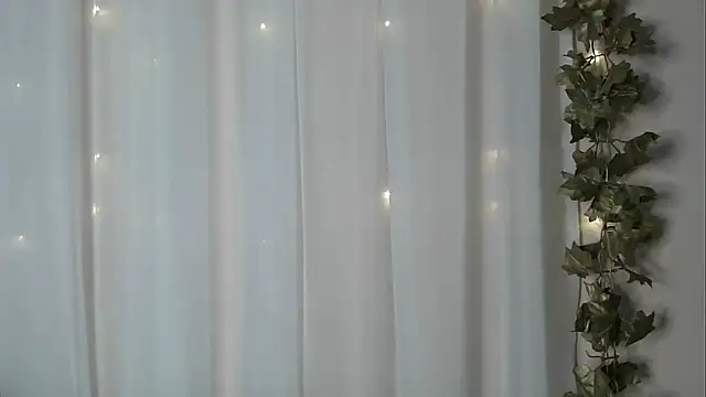 angelainparis28 online show from October 6, 2025, 12:56 am