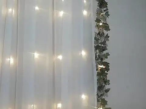 angelainparis28 online show from November 21, 2025, 4:44 am