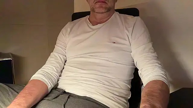 Snapshot of german9inch chatting on December 17, 2025, 9:53 pm german9inch online show from December 17, 2025, 9:53 pm