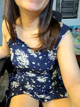 Snapshot of Bee_sweet chatting on April 16, 2026, 10:23 pm Bee sweet online show from April 16, 2026, 10:23 pm