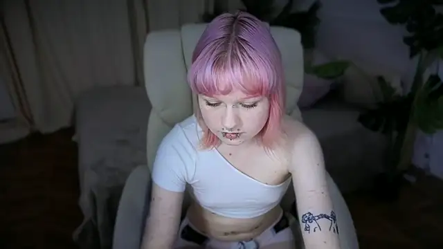 Snapshot of PinkyPixy chatting on October 9, 2025, 8:20 pm PinkyPixy online show from October 9, 2025, 8:20 pm