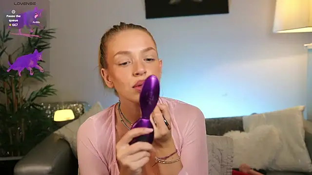 NovaHollisx online show from October 5, 2025, 6:04 am