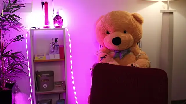 NovaHollisx online show from April 7, 2026, 3:52 am