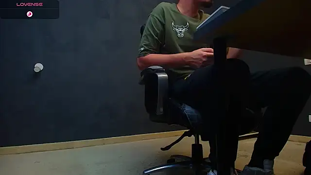 EnzoRace online show from October 6, 2025, 4:57 am