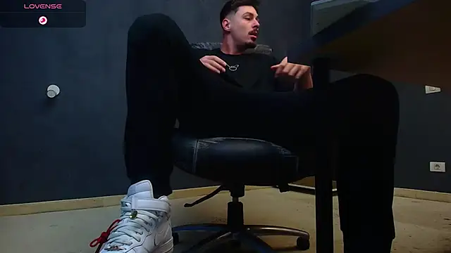 EnzoRace online show from October 18, 2025, 4:25 am