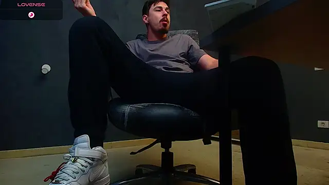 EnzoRace online show from November 4, 2025, 5:55 am