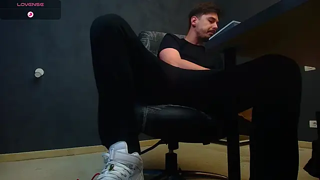 EnzoRace online show from September 29, 2025, 4:52 am