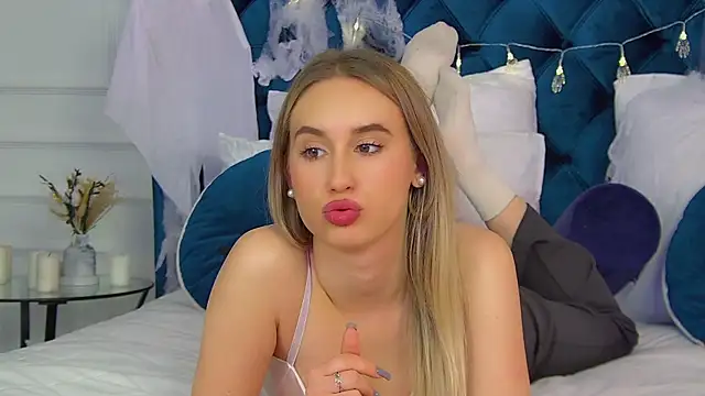 VictoriaHopsons online show from October 21, 2025, 4:17 pm