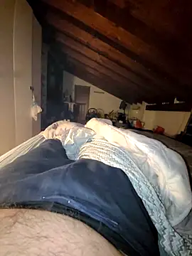 Snapshot of giova17cm chatting on October 24, 2025, 9:03 pm giova17cm online show from October 24, 2025, 9:03 pm