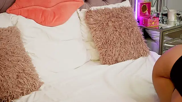 JenniferLovve online show from April 6, 2026, 2:29 am