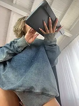 MystiqueXXX online show from November 17, 2025, 1:04 pm