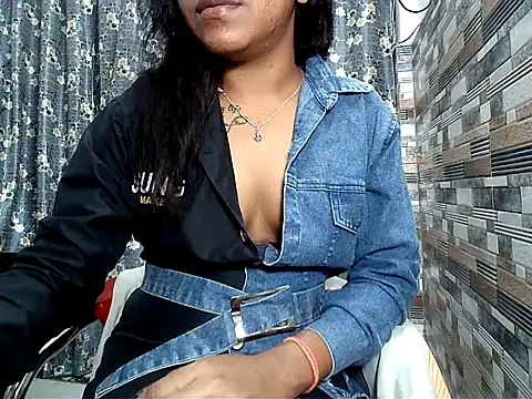 Snapshot of HOT_AARVI11 chatting on November 4, 2025, 4:00 pm HOT AARVI11 online show from November 4, 2025, 4:00 pm