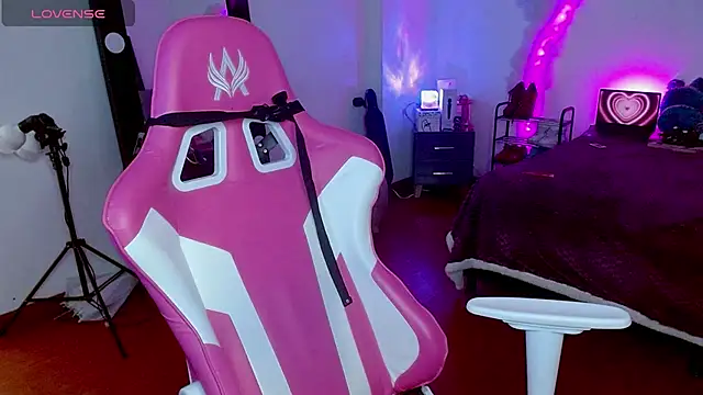 larah uwu online show from October 19, 2025, 7:16 pm