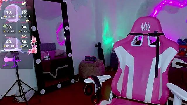 larah uwu online show from October 14, 2025, 7:47 pm