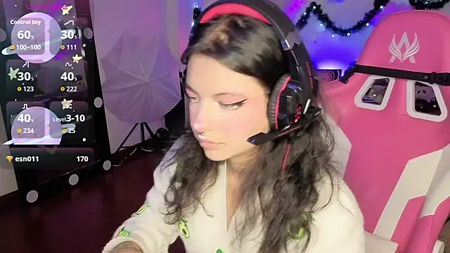 larah uwu online show from December 22, 2025, 7:14 pm