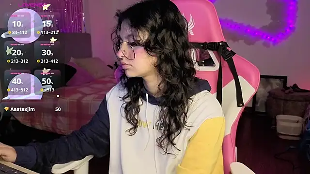 Snapshot of larah_uwu chatting on April 28, 2026, 6:23 pm larah uwu online show from April 28, 2026, 6:23 pm