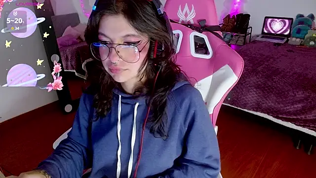 larah uwu online show from September 30, 2025, 7:42 pm