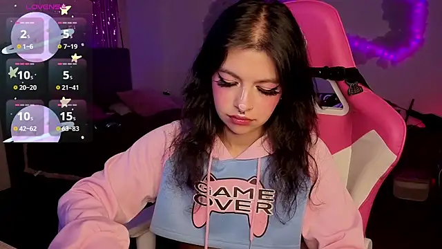 larah uwu online show from March 28, 2026, 8:32 pm