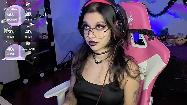 larah uwu online show from December 16, 2025, 7:29 pm