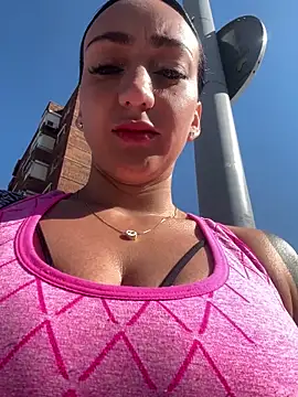 Ninabigtitied online show from September 29, 2025, 10:11 am